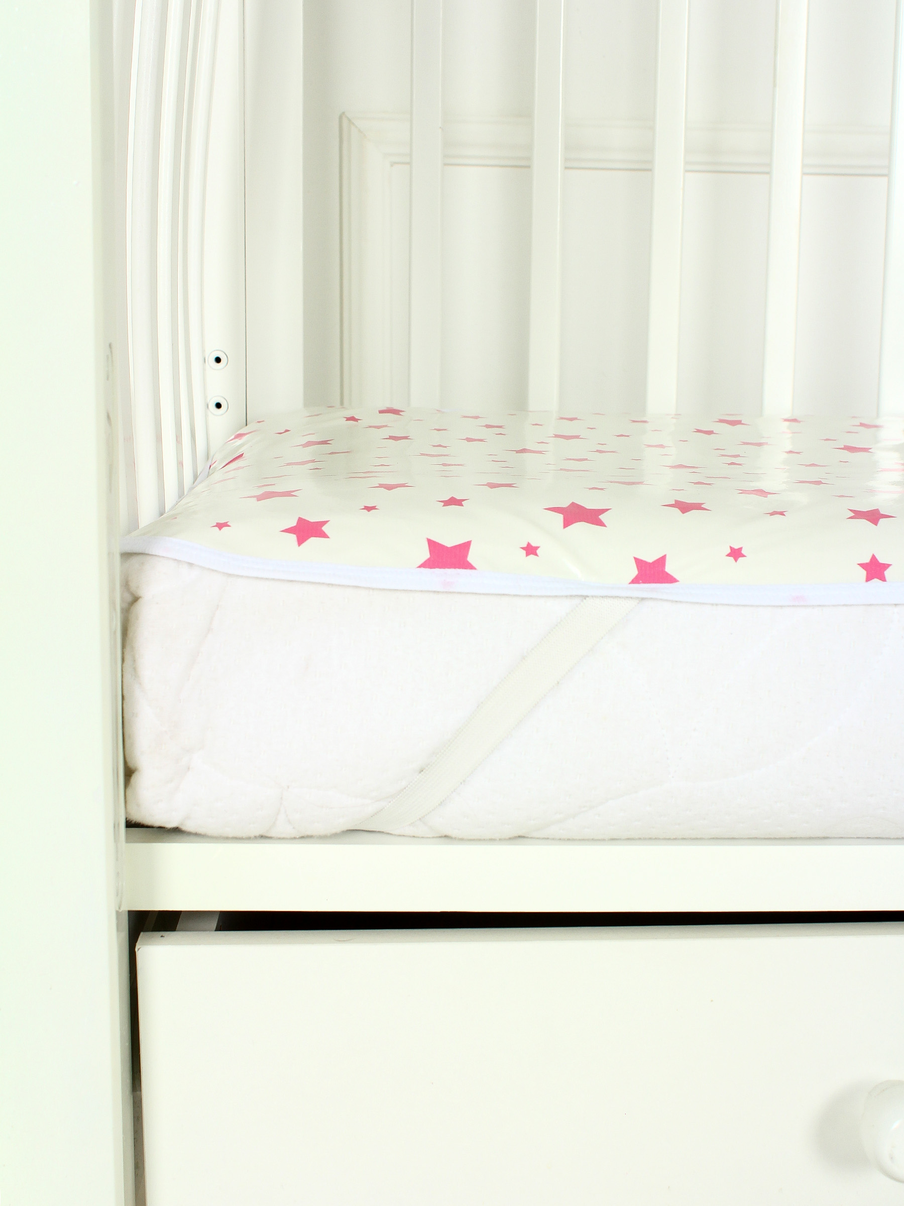 картинка Клеенка на резинках (наматрасник)  на детскую кроватку арт. КРМ-120х60/звездочка-розовая от магазина Одежда+