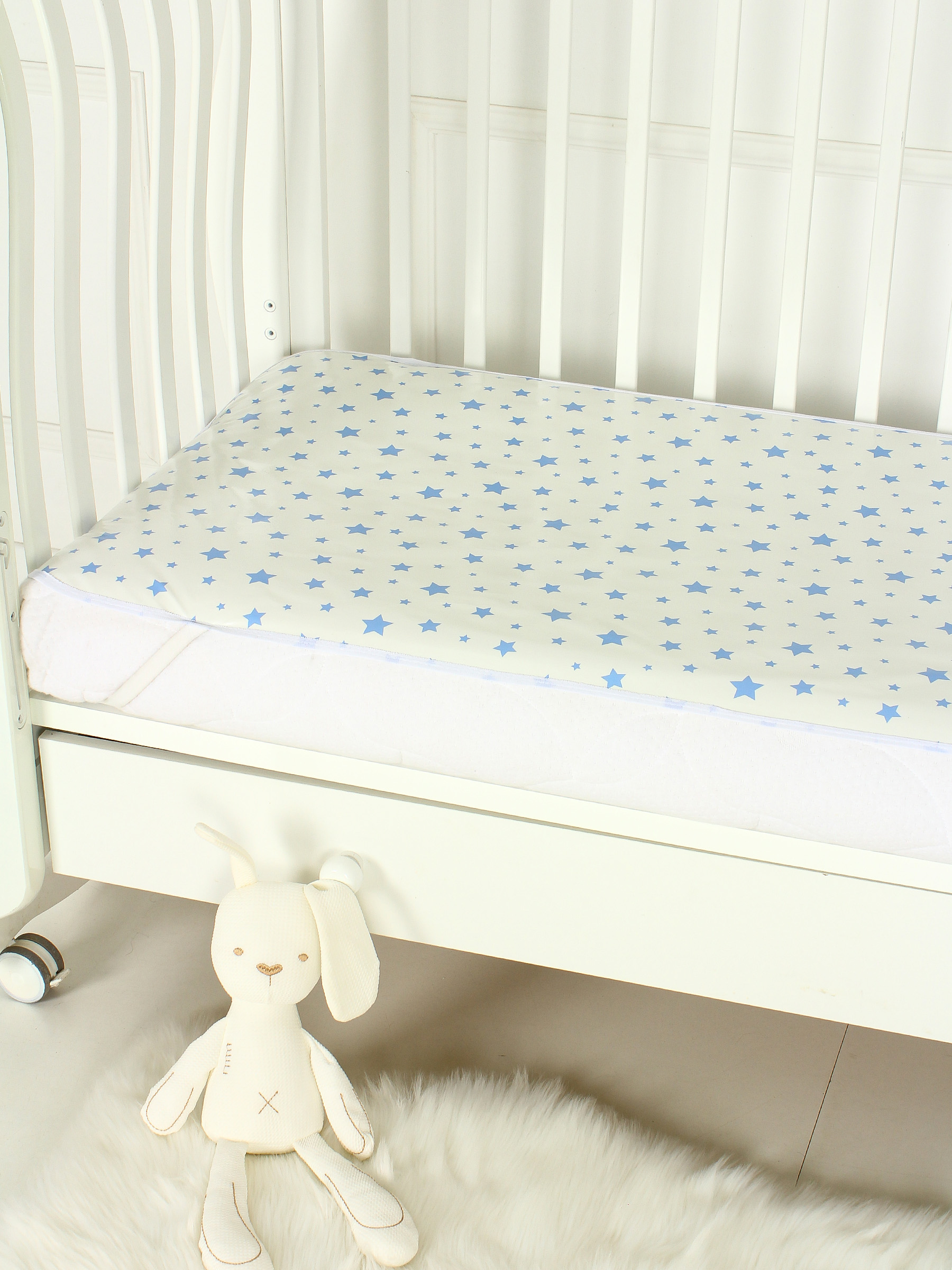 картинка Клеенка на резинках (наматрасник)  на детскую кроватку арт. КРМ-120х60/звездочка-голубая от магазина Одежда+